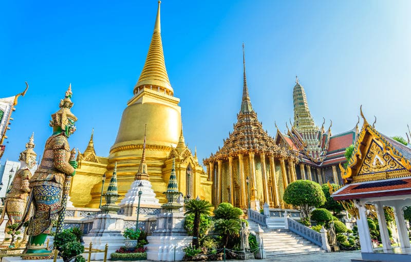 معبد بوذا الزمردي أو وات فرا كايو معالم بانكوك السياحية في تايلاند