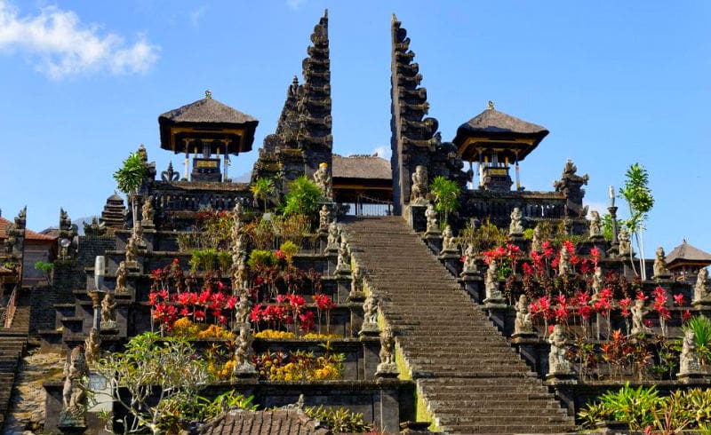 معبد بيساكيه معالم بالي اندونيسيا