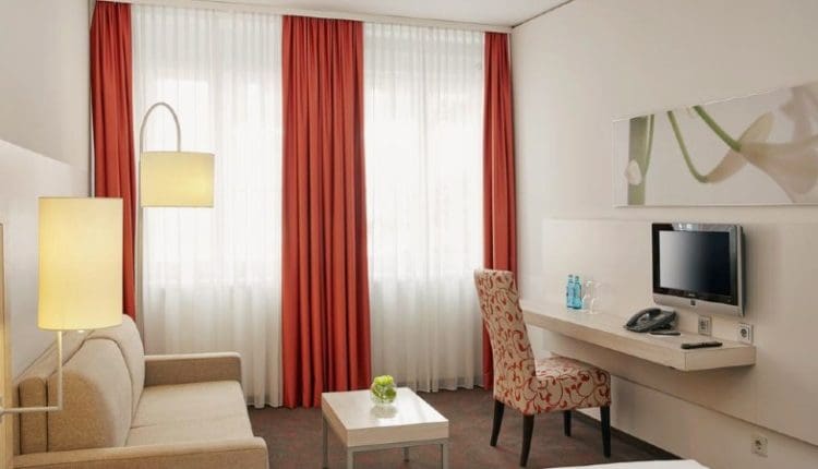 منطقة الجلوس في غرفة فندق أتش + مونشن رحلات ميونخ